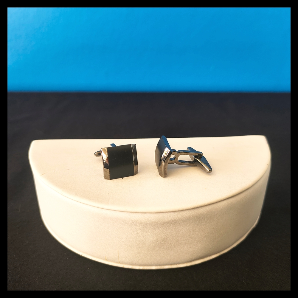🛡️Vtg. Black Square Cufflinks - Polished Silver Trim